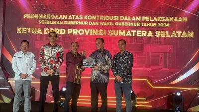 Ketua DPRD Sumsel Terima Anugerah Penghargaan Dari KPU Sumsel